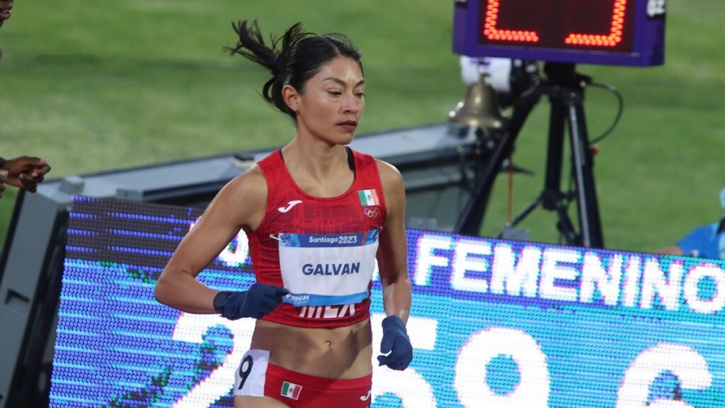 La fondista mexicana ganó la medalla de plata en los 10 mil metros de Santiago 2023 | @CONADE