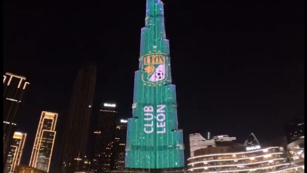 El escudo del León se pudo ver sobre el Burj Khalifa | @FIFAWorldCup