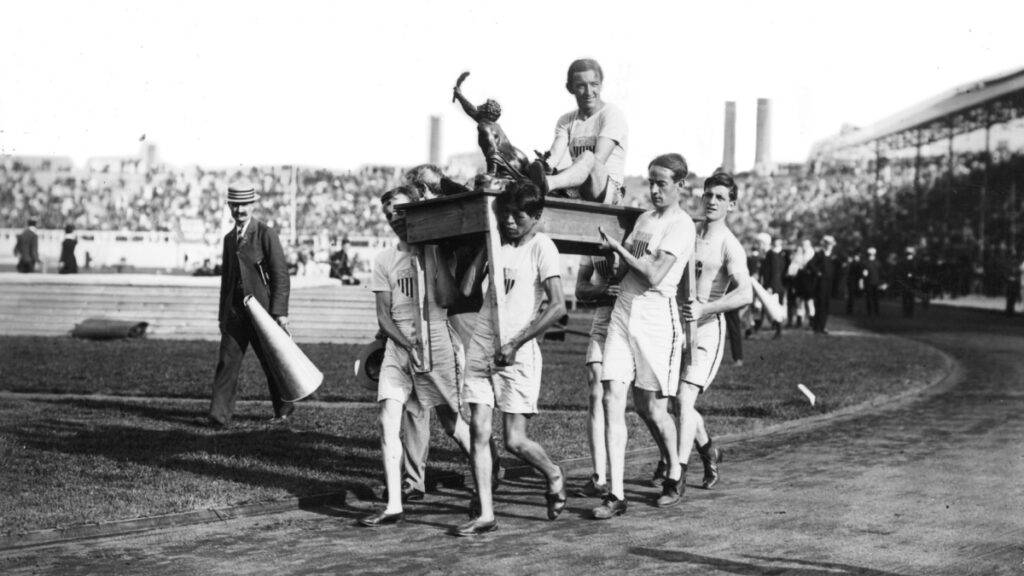 Johnny Hayes de Estados Unidos ganó el maratón en Londres 1908 | @juegosolimpicos