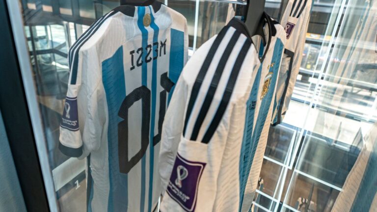 ¡Ni con el aguinaldo! Camisetas de Messi en Qatar 2022 son subastadas en 7.8 MDD