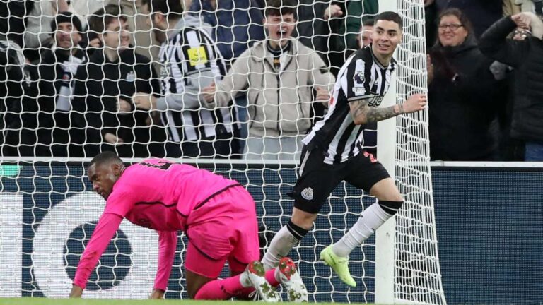 Newcastle aprovecha la expulsión de Raúl Jiménez para golear al Fulham