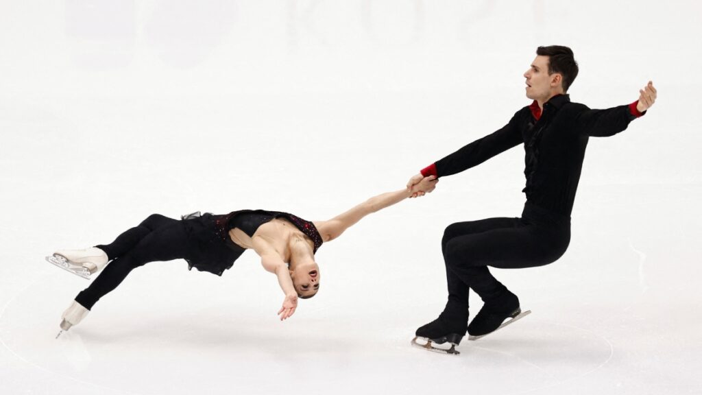 En la danza sobre hielo, la pareja realiza una rutina como si fuera baile de salón | Reuters