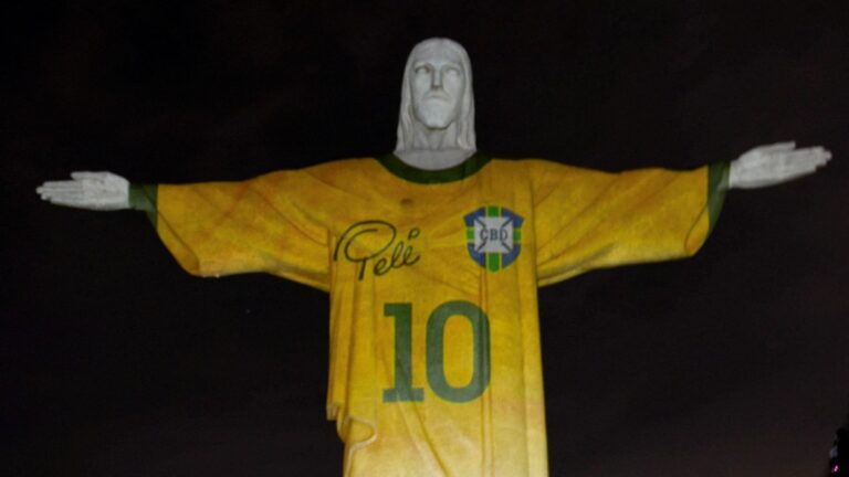 El Cristo Redentor es iluminado con la camiseta de Pelé en el primer aniversario de su muerte