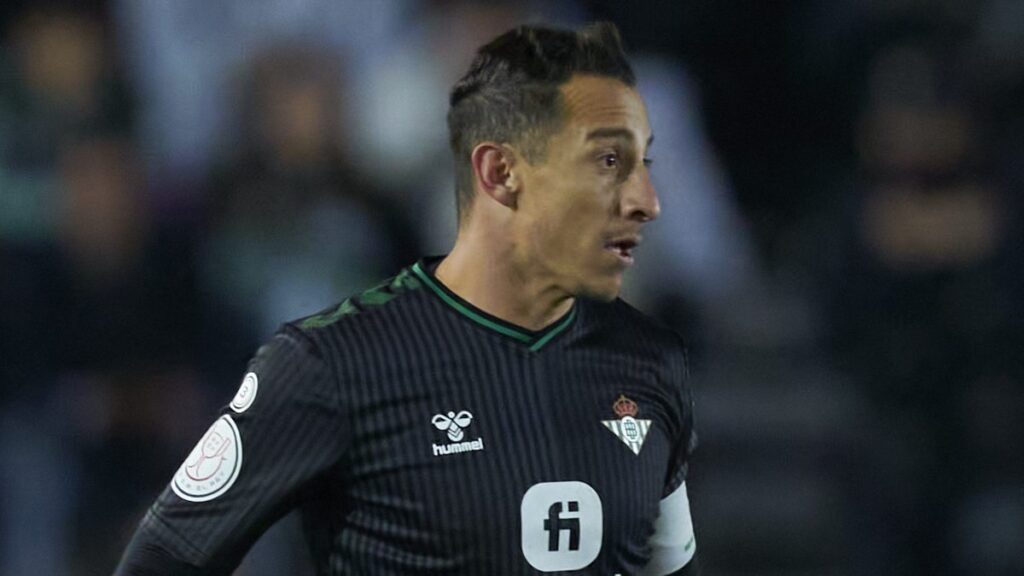 Andrés Guardado, titular con el Betis