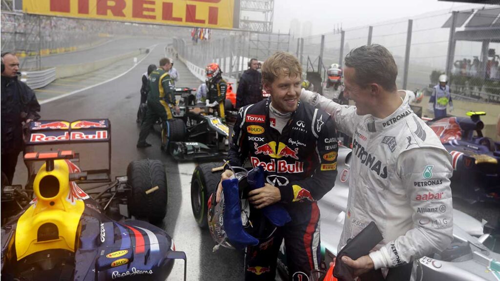 Sebastian Vettel y Michael Schumacher en el GP de Brasil en 2012. AP