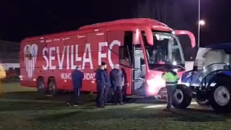 El autobús del Sevilla se queda atascado y ¡tuvo que llegar la grúa!