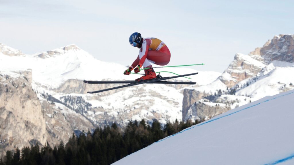 Los esquiadores alcanzan velocidades superiores a los 200 km/h en su descenso | Reuters