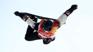 El snowboarder, un velocista que salta como un basquetbolista en la nieve