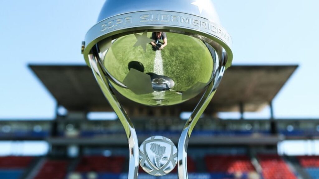 Trofeo de la Copa Conmebol Sudamericana. - @Sudamericana.