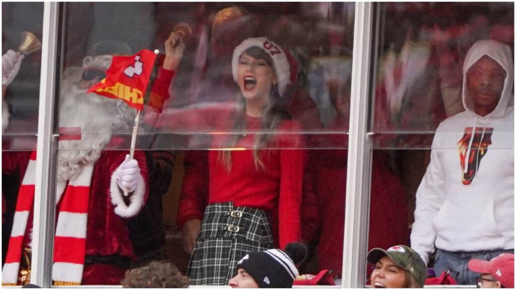 Taylor Swift acude a apoyar a su novio Travis Kelce en Navidad | Reuters; Medley