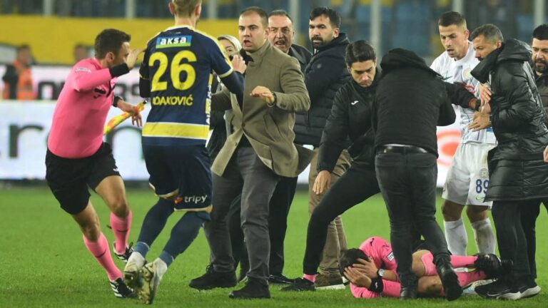 La FIFA ve “inaceptable” la agresión de un árbitro en Turquía que llevó a suspensión de la liga; el silbante se retiraría del fútbol