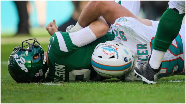 La mala suerte persigue a Zach Wilson: el QB de los Jets sufre una fuerte lesión en la cabeza
