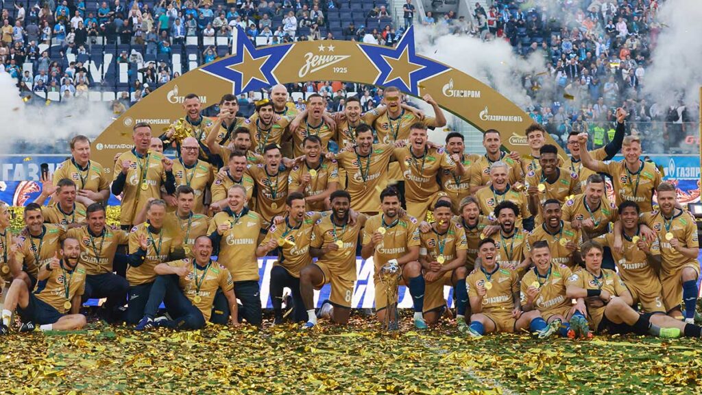 Zenit San Petersburgo celebra con el trofeo tras ganar la Premier League rusa. Reuters