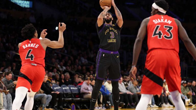 Anthony Davis luce con 41 puntos y Lakers gana de manera dramática a los Raptors