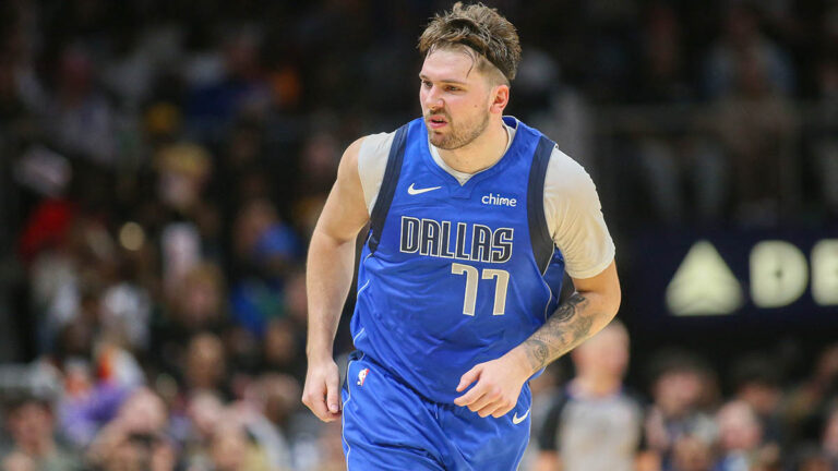 Doncic vuelve a sufrir problemas del tobillo y está en duda para el juego ante Kings