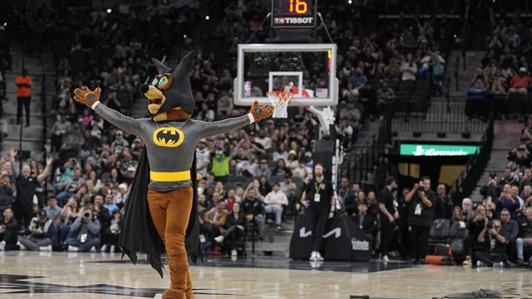 ¡Increíble! La mascota de los Spurs, Coyote, atrapa a un murciélago en pleno partido entre Spurs y Timberwolves