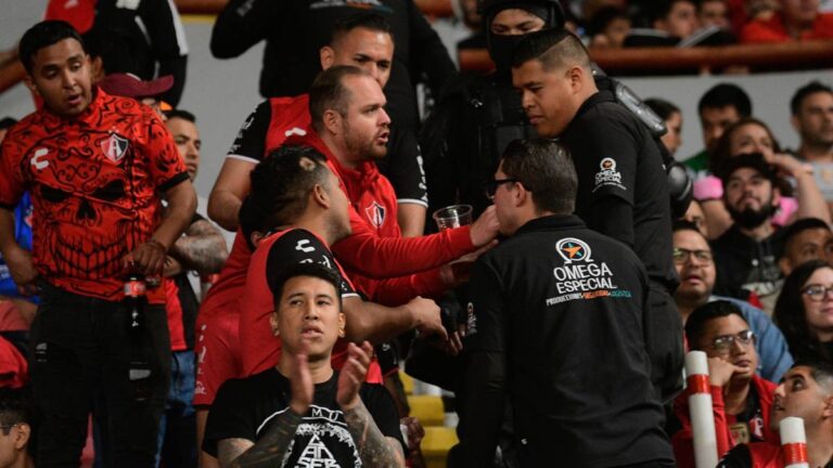 Seguidores de Atlas y Necaxa protagonizan pelea en las inmediaciones del Estadio Victoria previo al partido