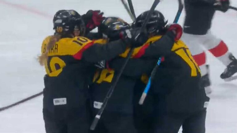 Alemania se hace de la medalla de bronce en el hockey sobre hielo femenil tras derrotar a Suecia