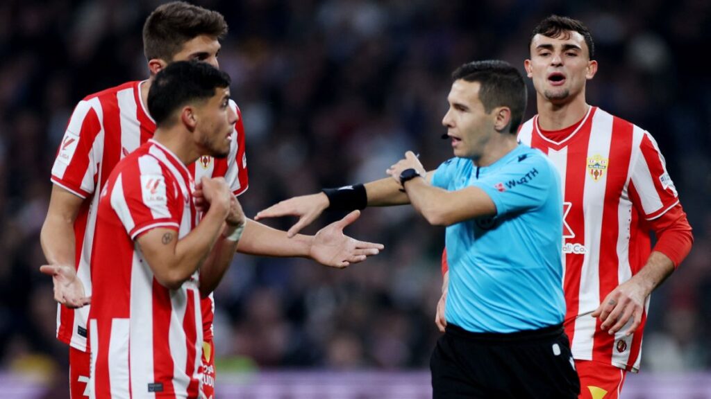 Los jugadores del Almería pintan de "robo" el partido contra el Real Madrid: "Lo de hoy sobrepasa todos los límites"