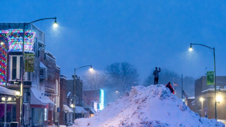 Tormenta invernal deja a miles de personas sin electricidad y afecta carreteras en Nueva York, Nueva Jersey, Maine y Connecticut