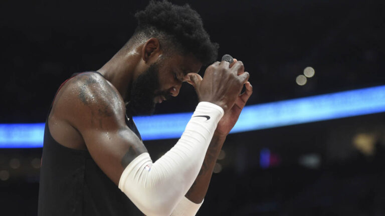 ¡Inaudito! Deandre Ayton se pierde el juego con Portland al no poder salir de su casa por la tormenta de nieve