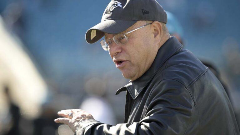 La NFL multa al dueño de los Jaguars, David Tepper, por agredir a un fanático en el juego ante Panthers