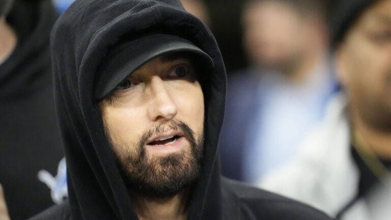 Eminem explota por la decisión de Ben Johnson de quedarse con Detroit Lions