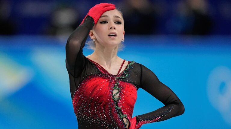 Kamila Valieva es suspendida cuatro años por dopaje; Rusia perdería el oro olímpico en patinaje artístico