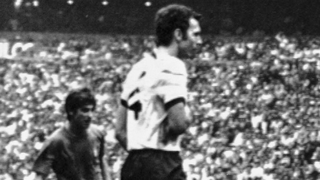 Beckenbauer con el hombro vendado en el Mundial de México 1970