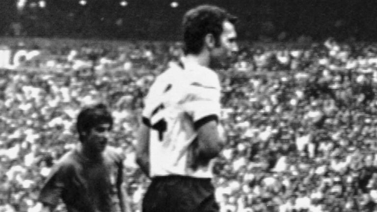 Franz Beckenbauer: El hombre que jugó con un hombro dislocado en el Mundial de México 1970