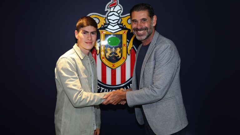 Armando ‘Hormiga’ González renueva contrato con Chivas y es parte del primer equipo