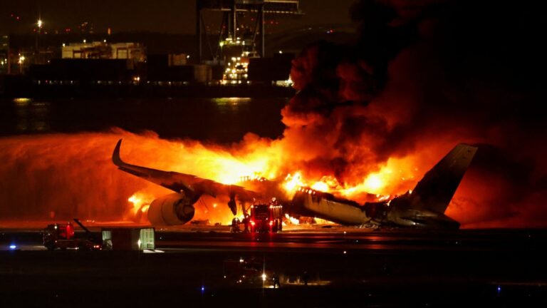 Un avión de Japan Airlines con más de 300 pasajeros a bordo choca contra una aeronave militar y se incendia