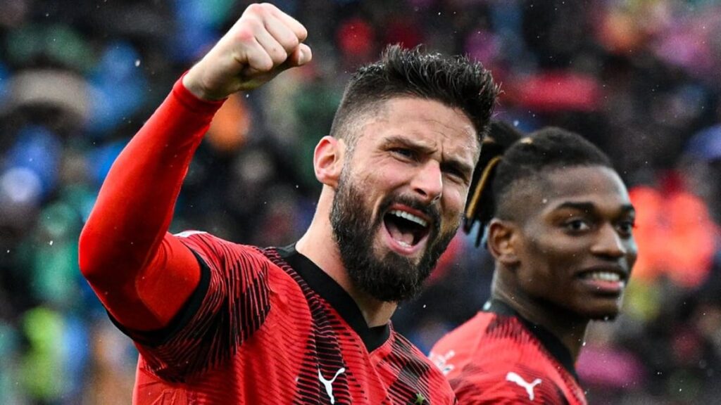 Giroud celebrando con el Milan.