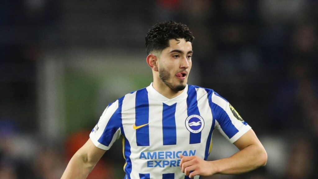 Steven Alzate jugando con Brighton.