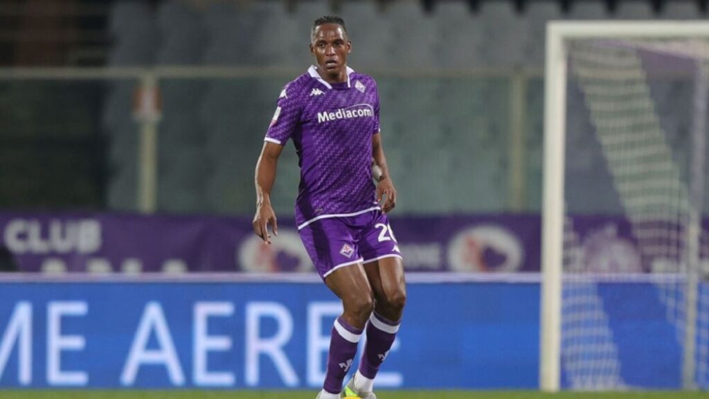 Yerry Mina jugando con la Fiorentina.