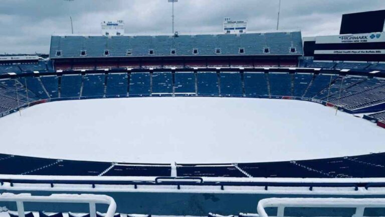Los Bills piden ayuda a sus aficionados para quitar toda la nieve que ha caído sobre su estadio y poder jugar ante los Steelers