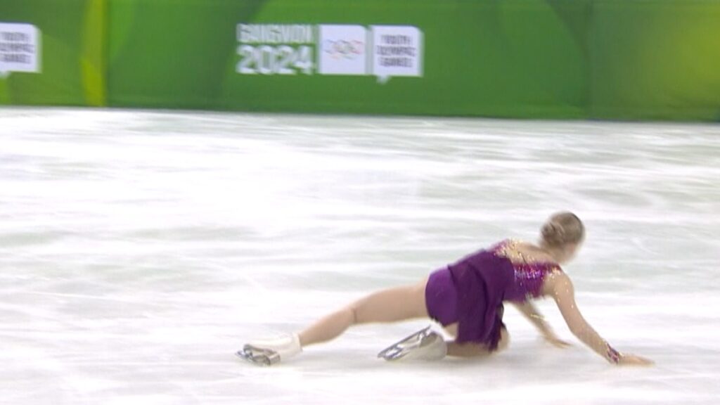 Acontecieron varias y fuertes caídas dentro del programa corto del patinaje artístico femenil de Gangwon 2024.