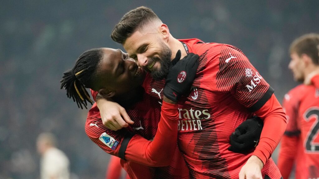 Rafael Leao y Olivier Giroud celebran un gol. - AP.