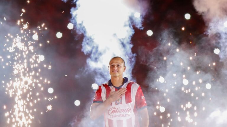 Chicharito es presentado con Chivas en medio de una eufórica bienvenida en el Estadio Akron