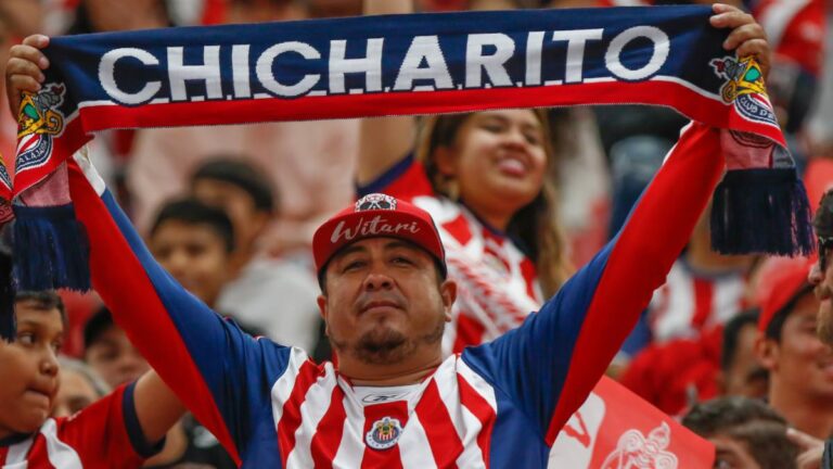 Chicharito Hernández asiste al Akron para ver el Chivas vs Toluca
