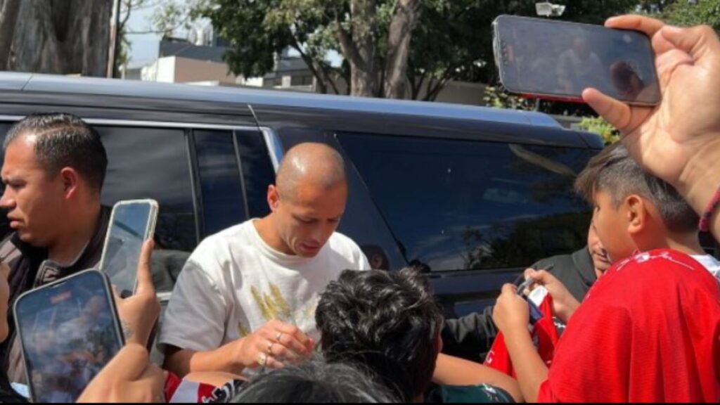 Continua La Chicharomania En Guadalajara Javier Hernandez Firma Autografos A Las Afueras de Verde Valle