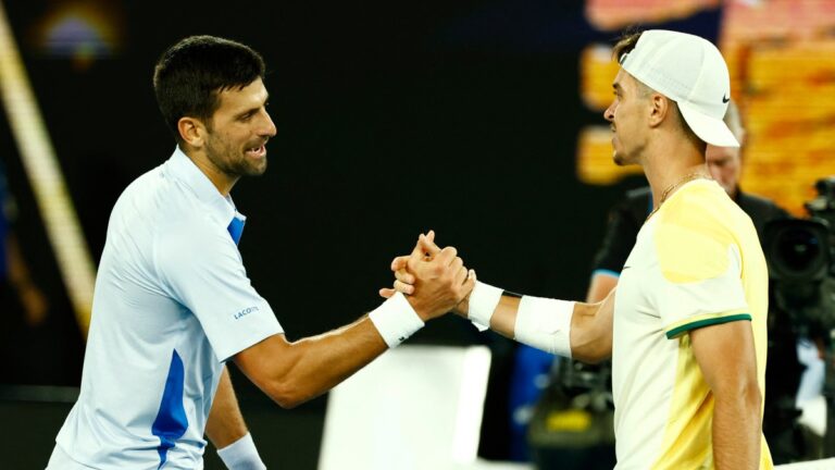 Djokovic cede un set y avanza en su debut en Australian Open ante un impresionante Dino Prizmic
