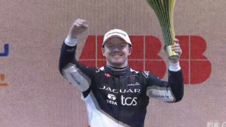 Nick Cassidy se lleva el triunfo en el E-Prix de Diriyah Arabia Saudita y toma la punta del campeonato
