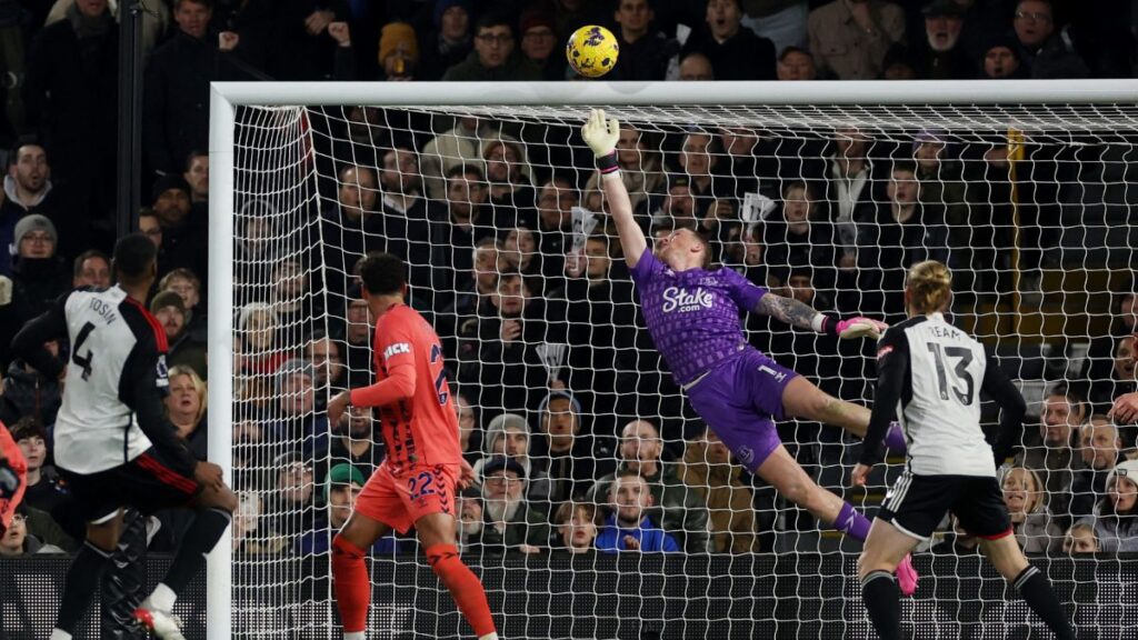 Jordan Pickford evita la caída de su arco para sacar el empate ante el Fulham de Raúl Jiménez