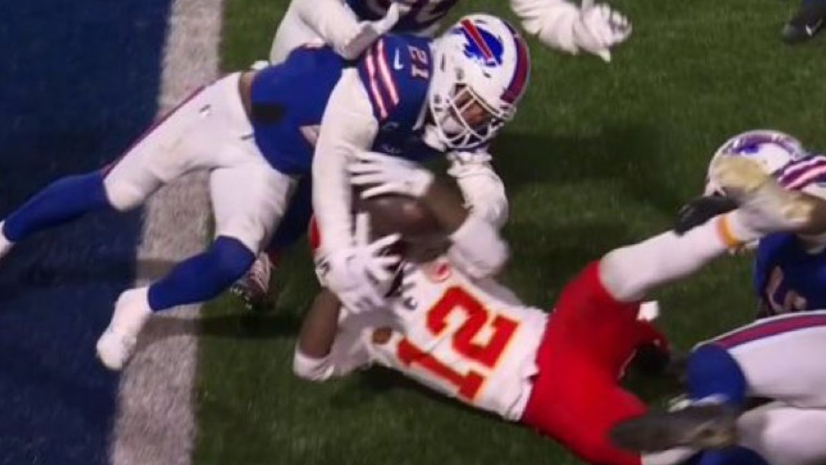 ¡Polémico fumble en el Chiefs vs Bills! Hardman se queda a centímetros ...