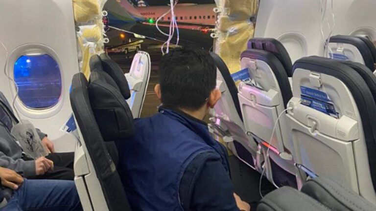Terror en las alturas: Un avión de Alaska Airlines pierde una venta en pleno vuelo y succiona playera de un niño