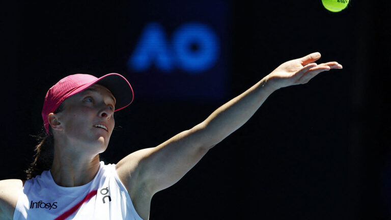 Iga Swiatek sobrevivió a la dura prueba de Sofia Kenin y avanza en el Australian Open