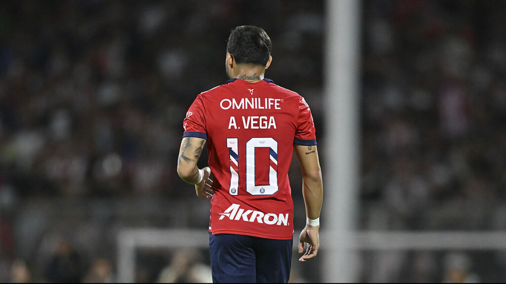 Chivas anunció la salida de Alexis Vega del Rebaño