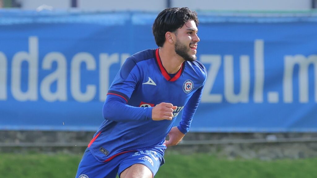 Louis Estrada Derbez, sobrino de Eugenio Derbez, en festejo de gol con Cruz Azul