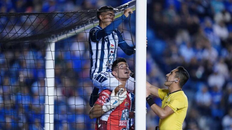 Se zafa la red de una portería en el Cruz Azul vs Pachuca: ¡Erick Sánchez y Carlos Moreno a ‘repararla’!